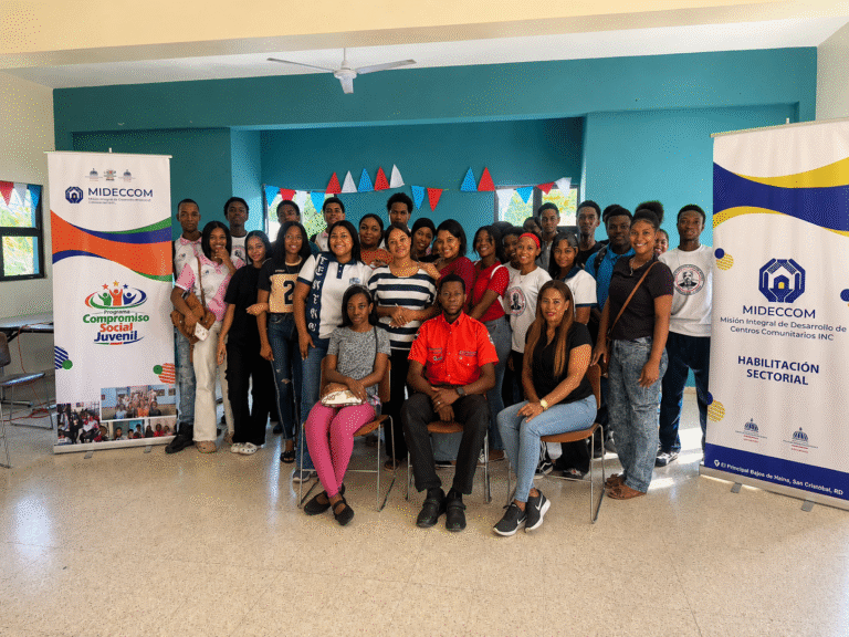 MIDECCOM y Defensa Civil Haina culminan tercer grupo del Programa Compromiso Social Juvenil del Liceo Manuel Féliz Peña